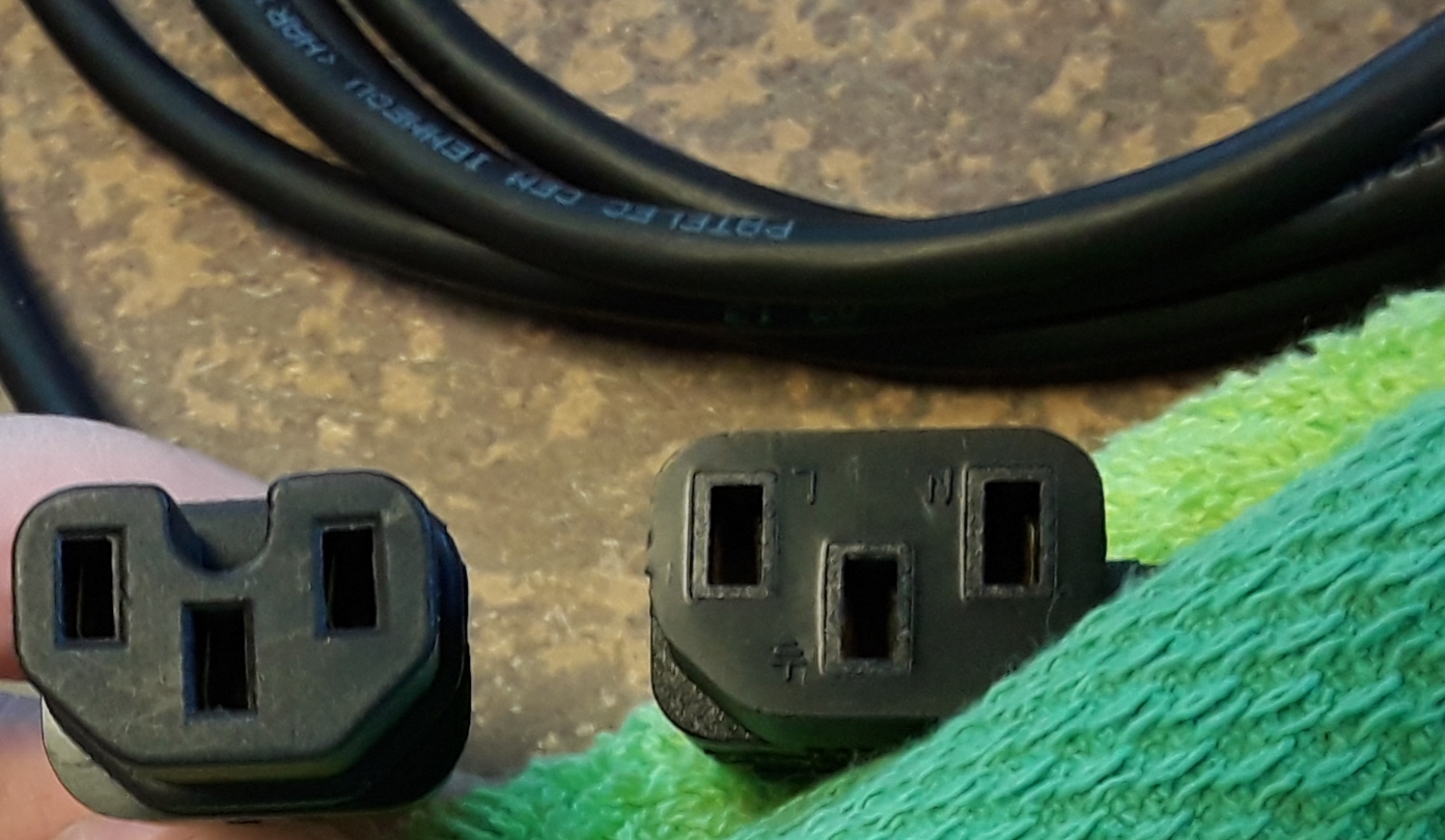 2 Stecker nebeneinander, 1x von Navigenio, ein Kaltgerätestecker