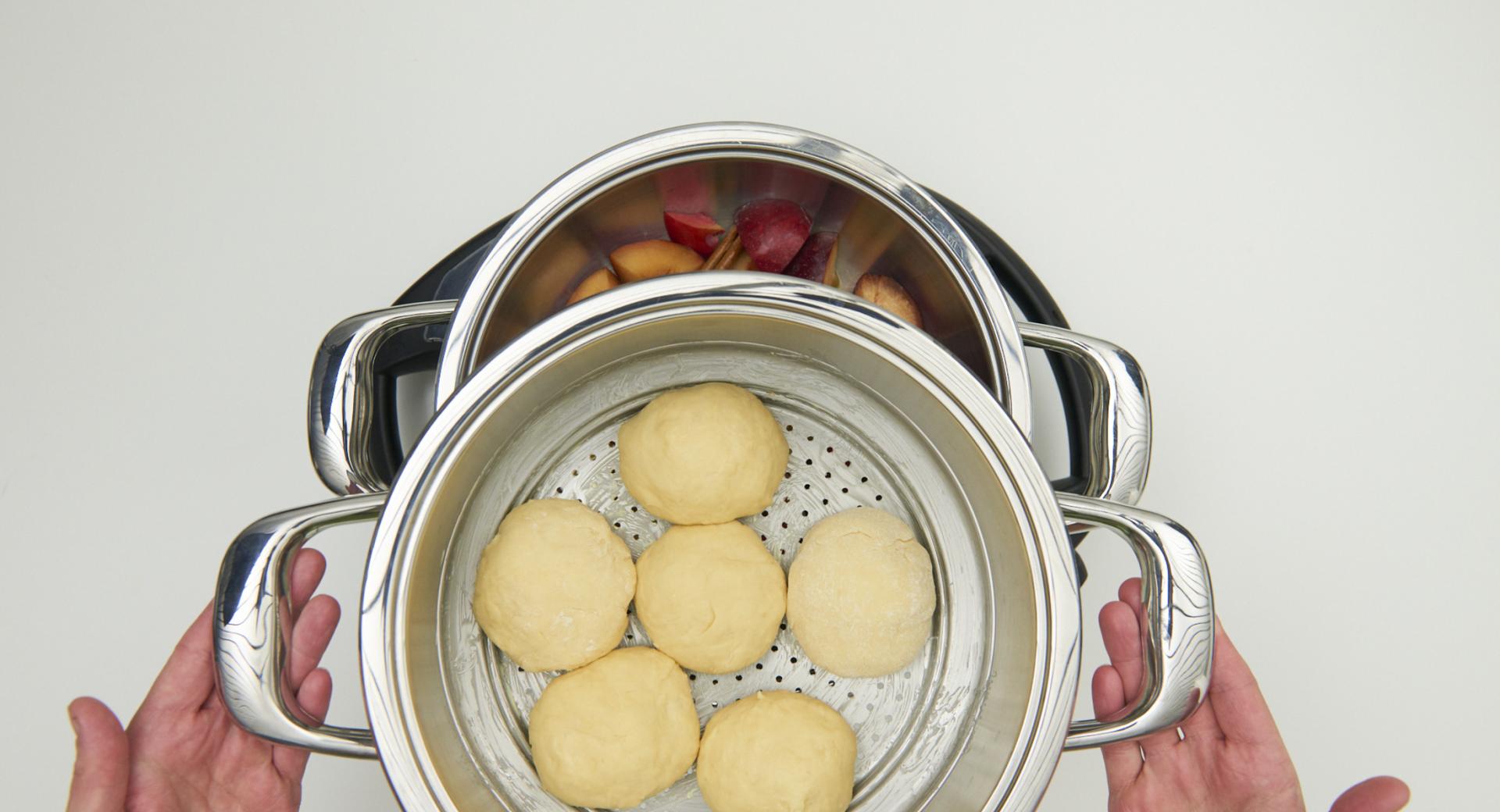 Dampfnudeln mit Früchtekompott