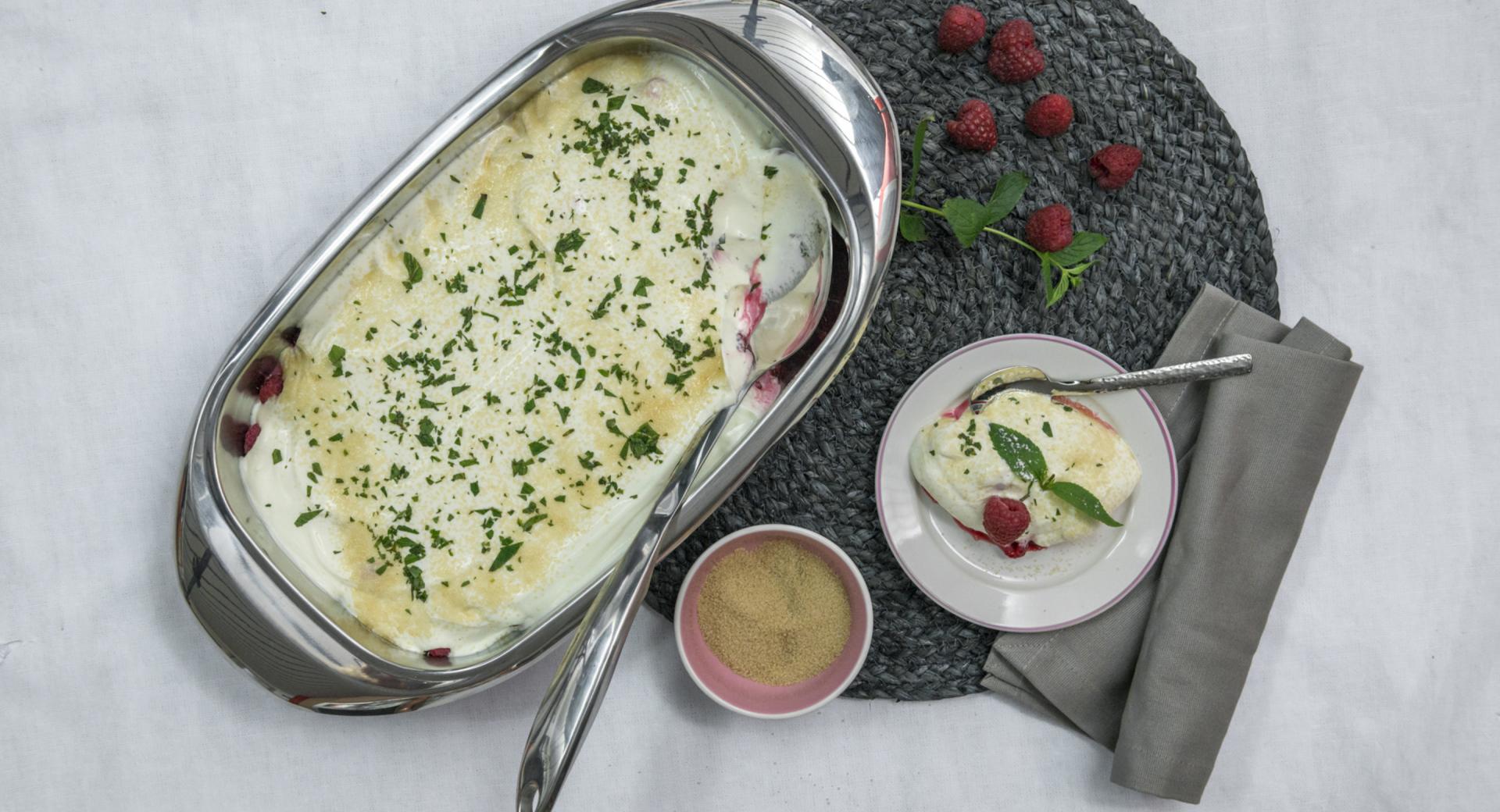 Geschichtetes Beeren-Joghurtdessert 