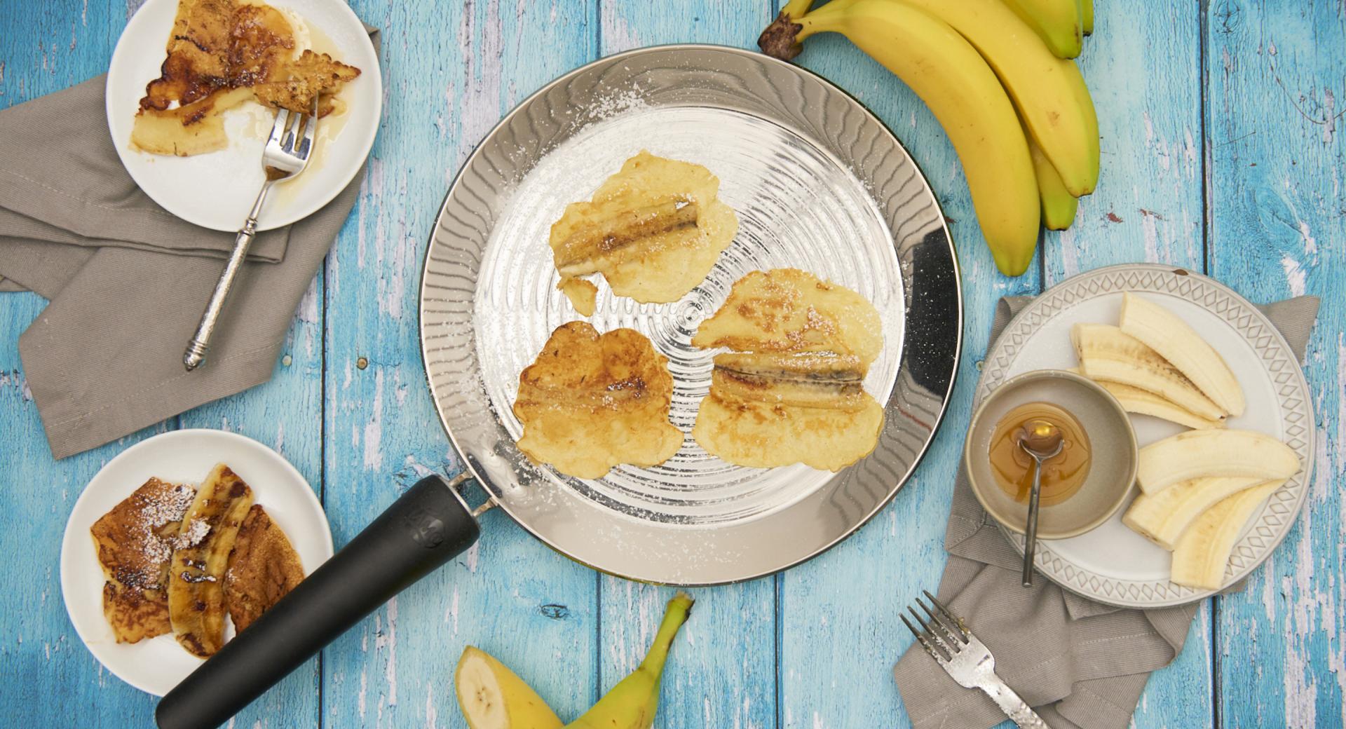 Kleine Pfannkuchen mit karamellisierter Banane