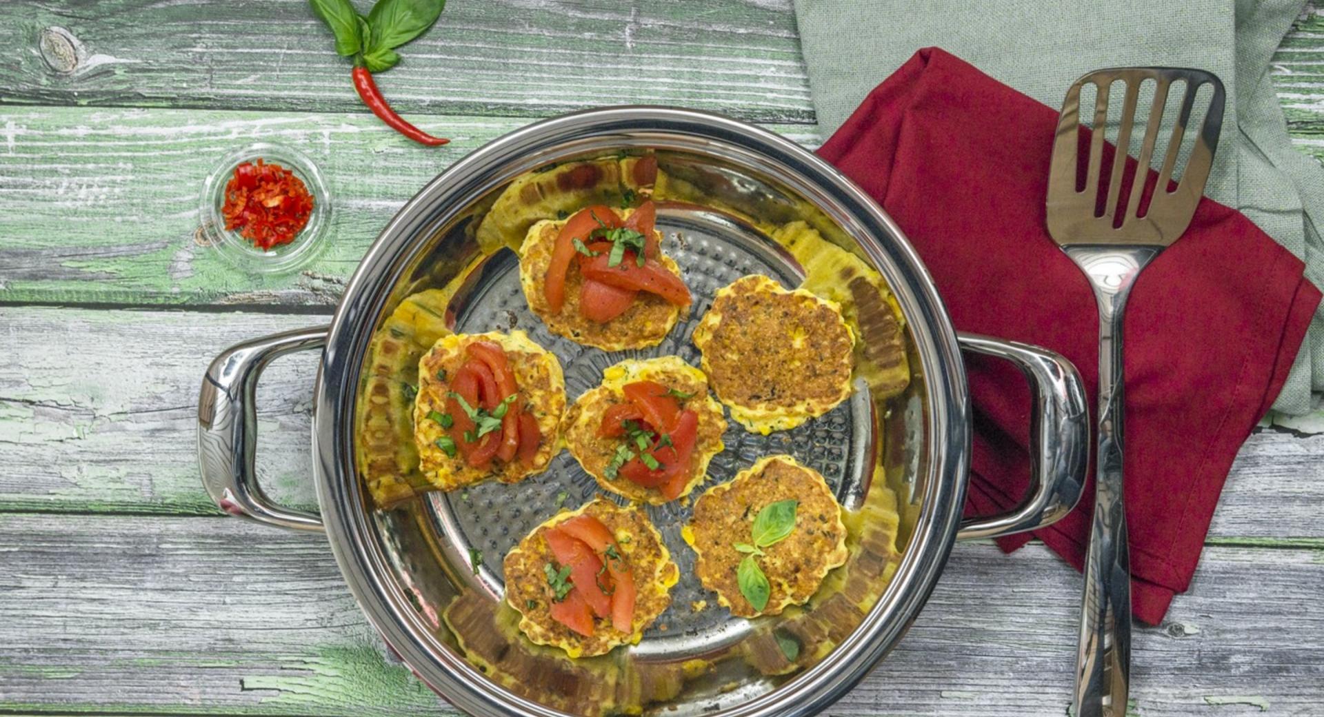 Maisplätzchen mit Tomatengemüse 