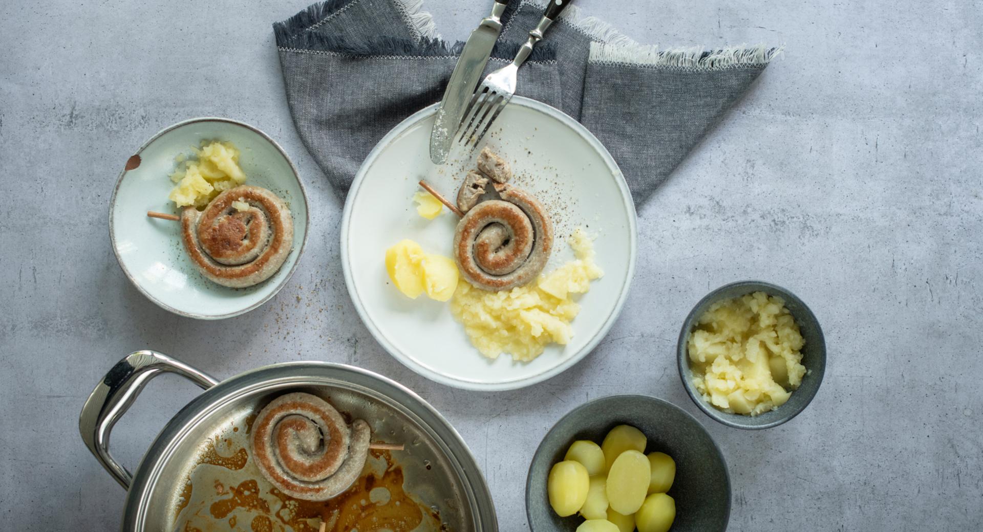 Wurst mit Apfelmus und Kartoffeln