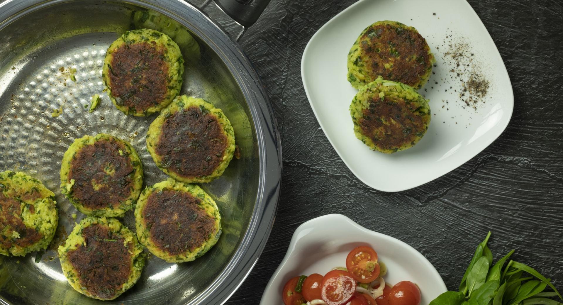 Kartoffelburger mit Tomatensalat