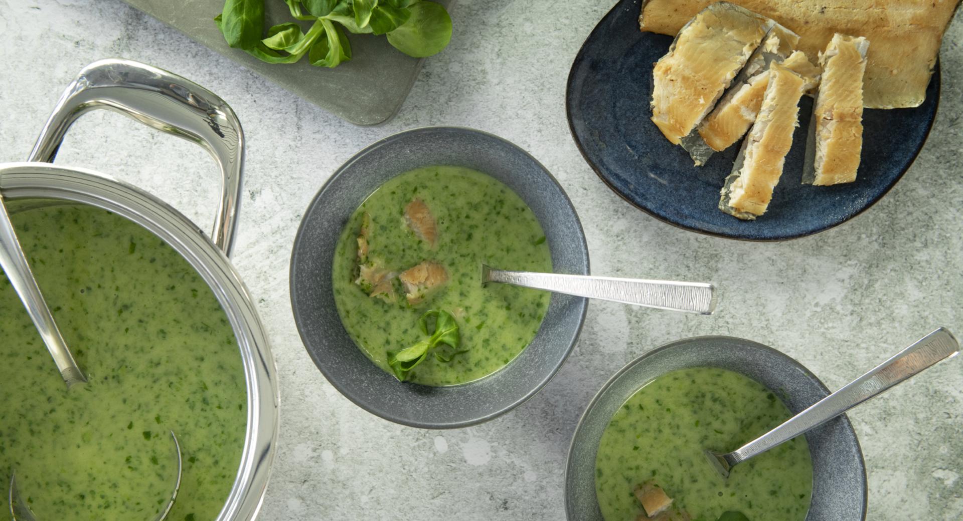 Feldsalatsuppe mit geräucherter Forelle