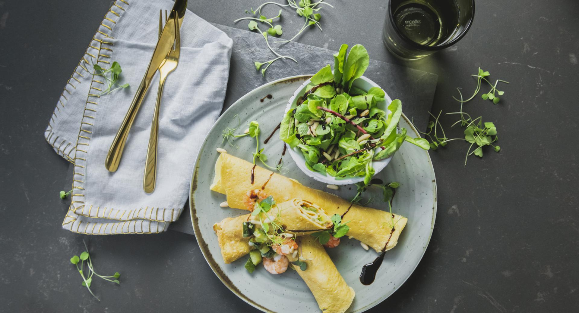 Pfannkuchen-Rollen mit Zucchini und Garnelen