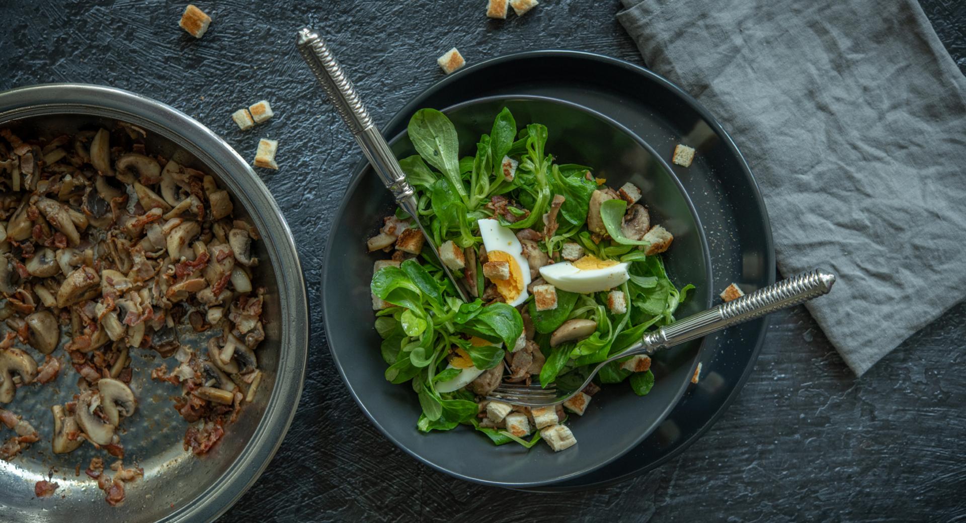 Feldsalat mit Speck und Pilzen (Nüsslisalat)