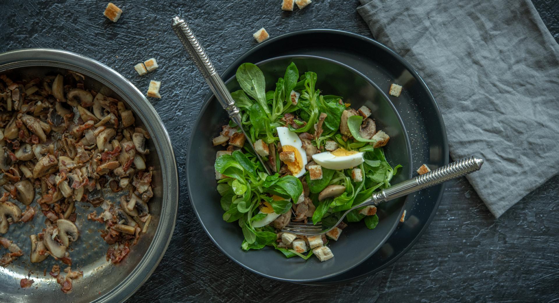 Feldsalat mit Speck und Pilzen (Nüsslisalat) 