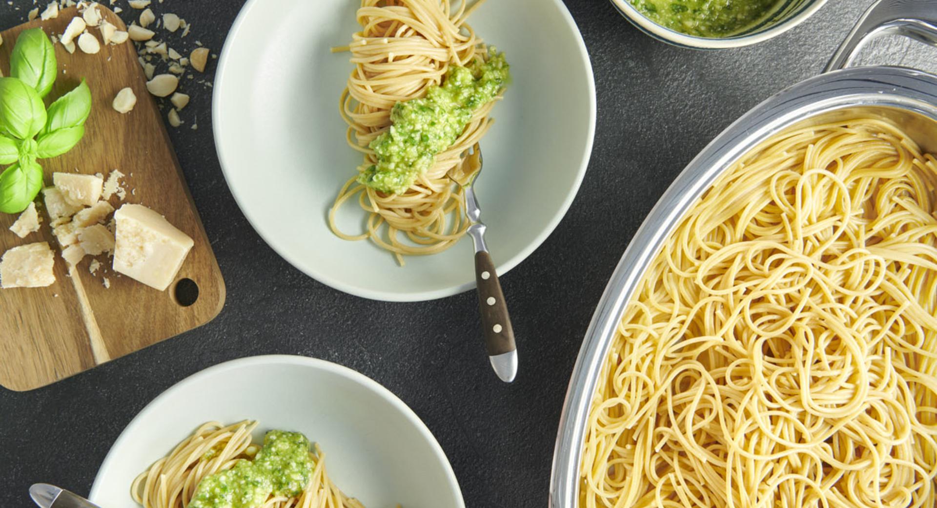 Spaghetti mit Macadamia-Pesto
