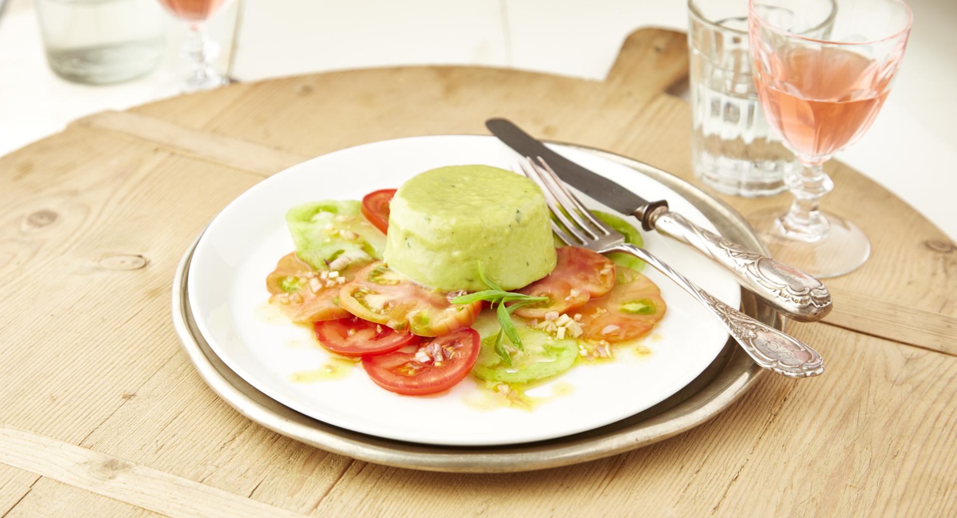 Spargelmousse auf Tomaten-Carpaccio