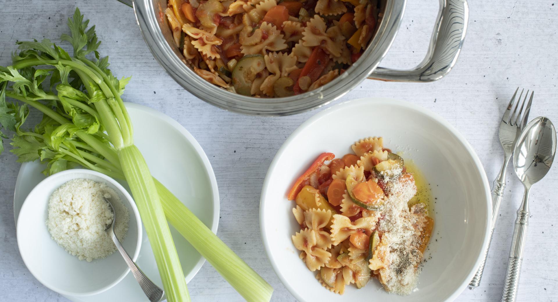 Schmetterlingsnudeln in bunter Tomatensauce