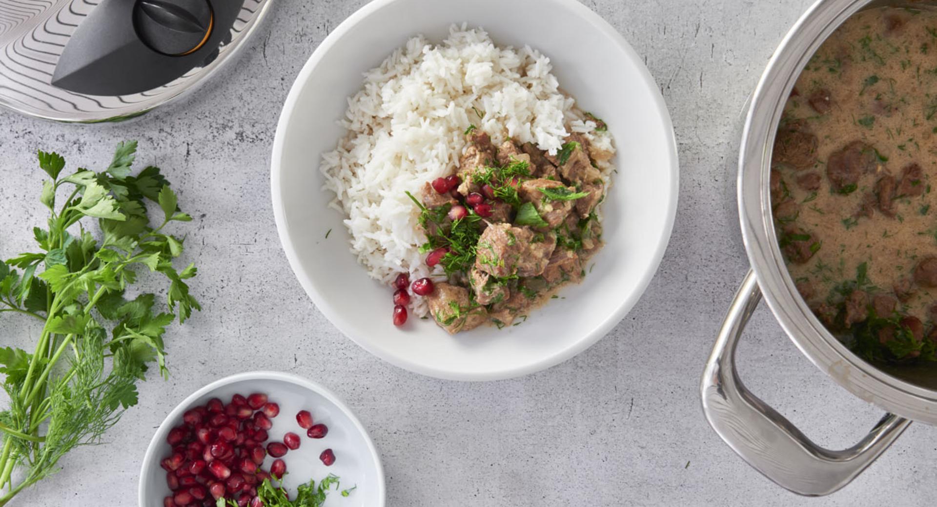 Orientalisches Lamm-Ragout mit Kräutern und Joghurt