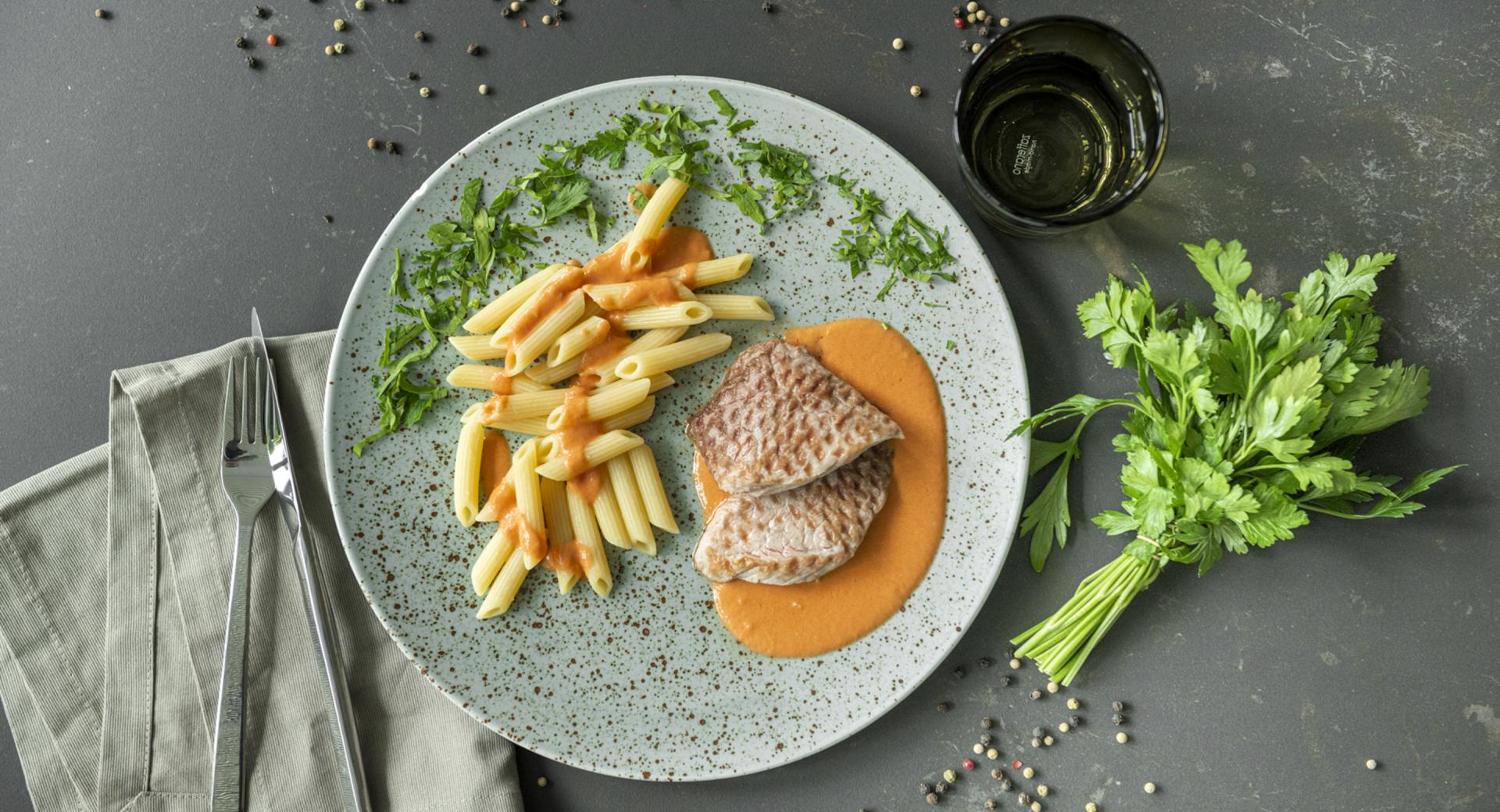 Schnitzel mit Penne und Tomaten-Gorgonzolasauce