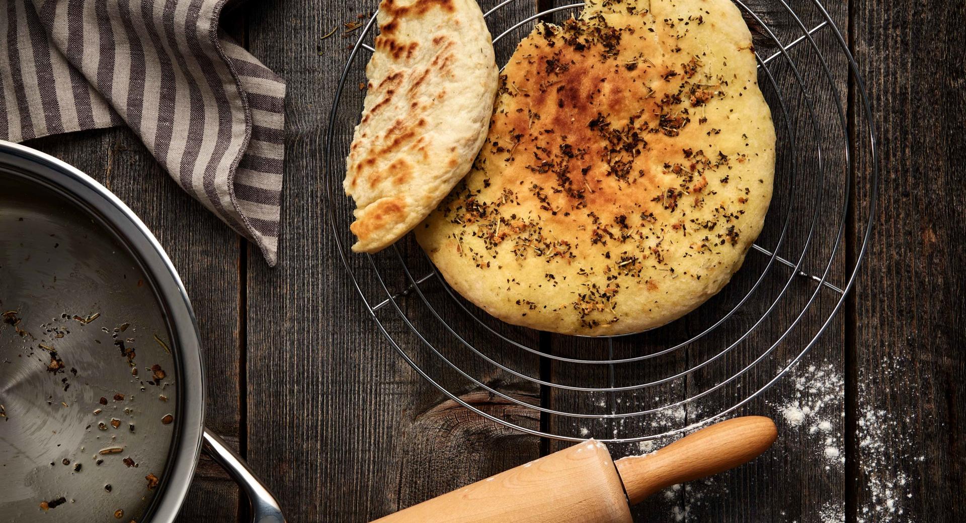 Italienisches Pizzabrot mit Olivenöl und Knoblauch (AMC4me)