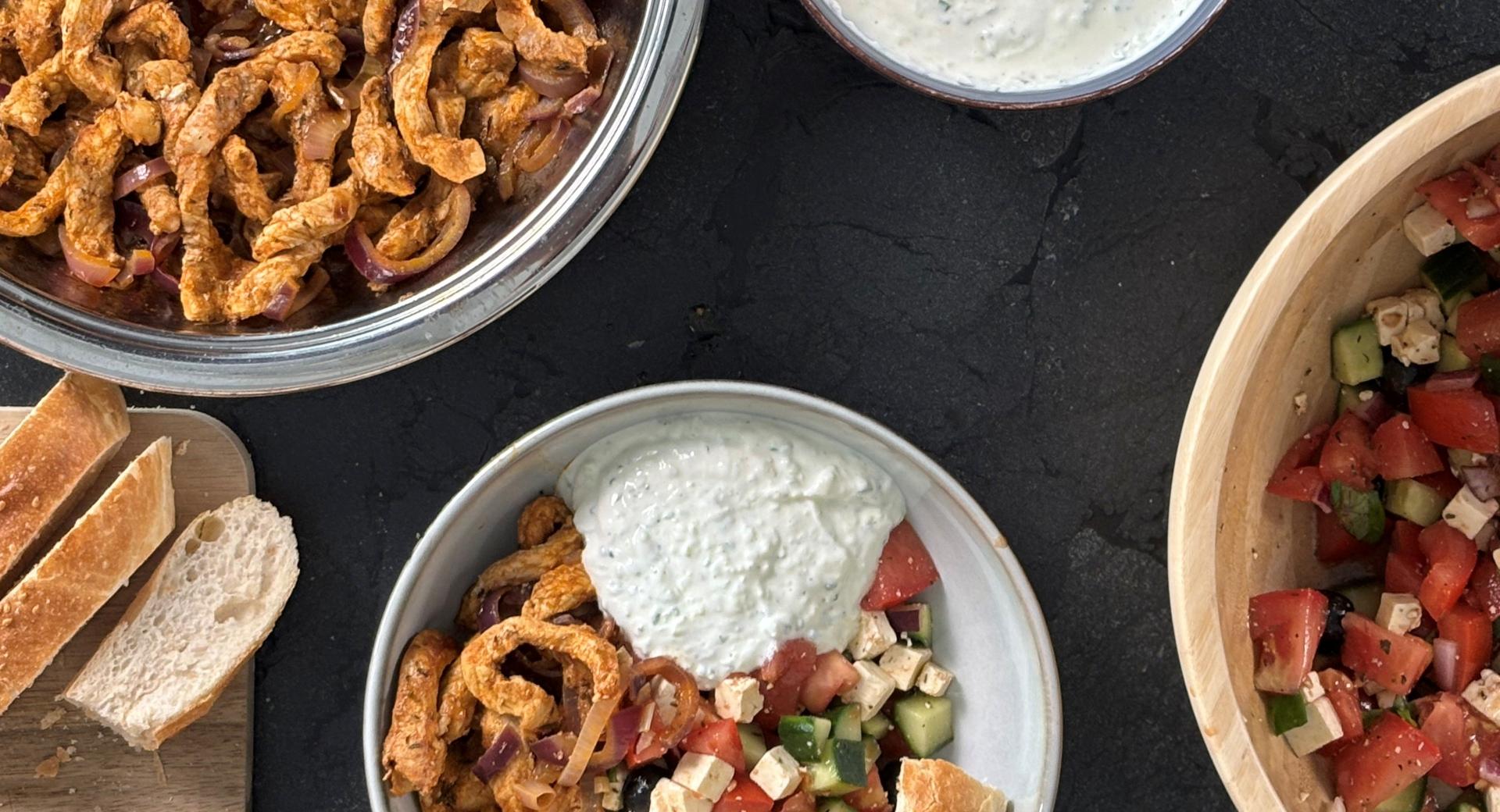 Gyros-Bowl mit griechischem Salat