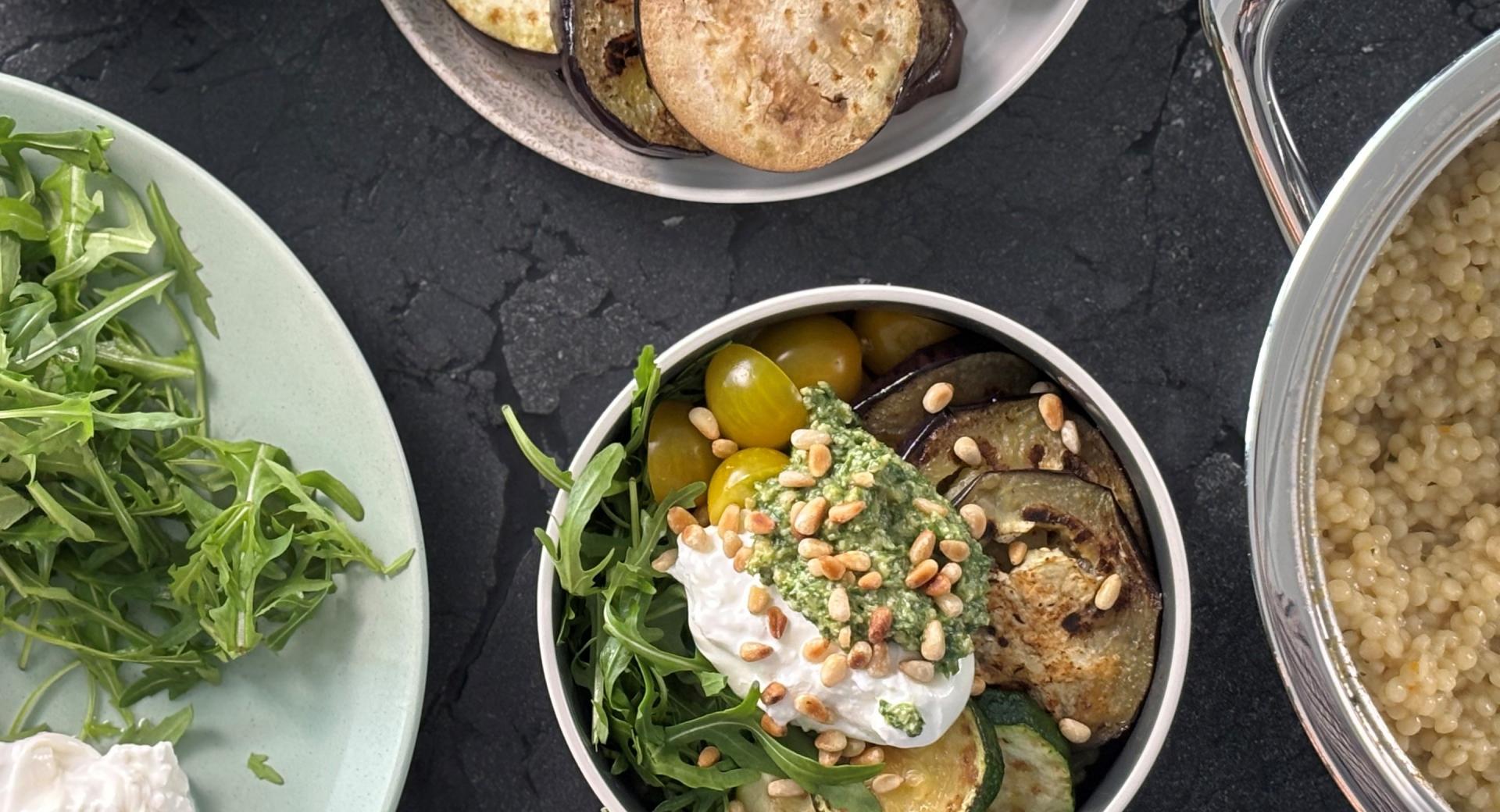 Mediterrane Perlcouscous-Bowl mit Burrata