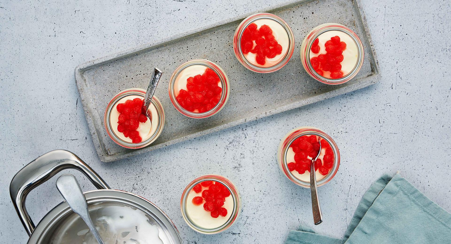 Kokos-Mousse mit Melonenperlen