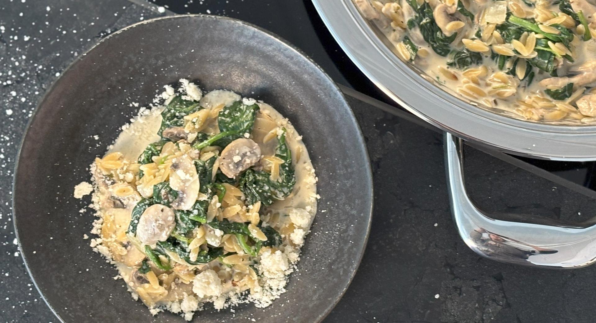 One-Pot: Orzo mit Champignons & Spinat