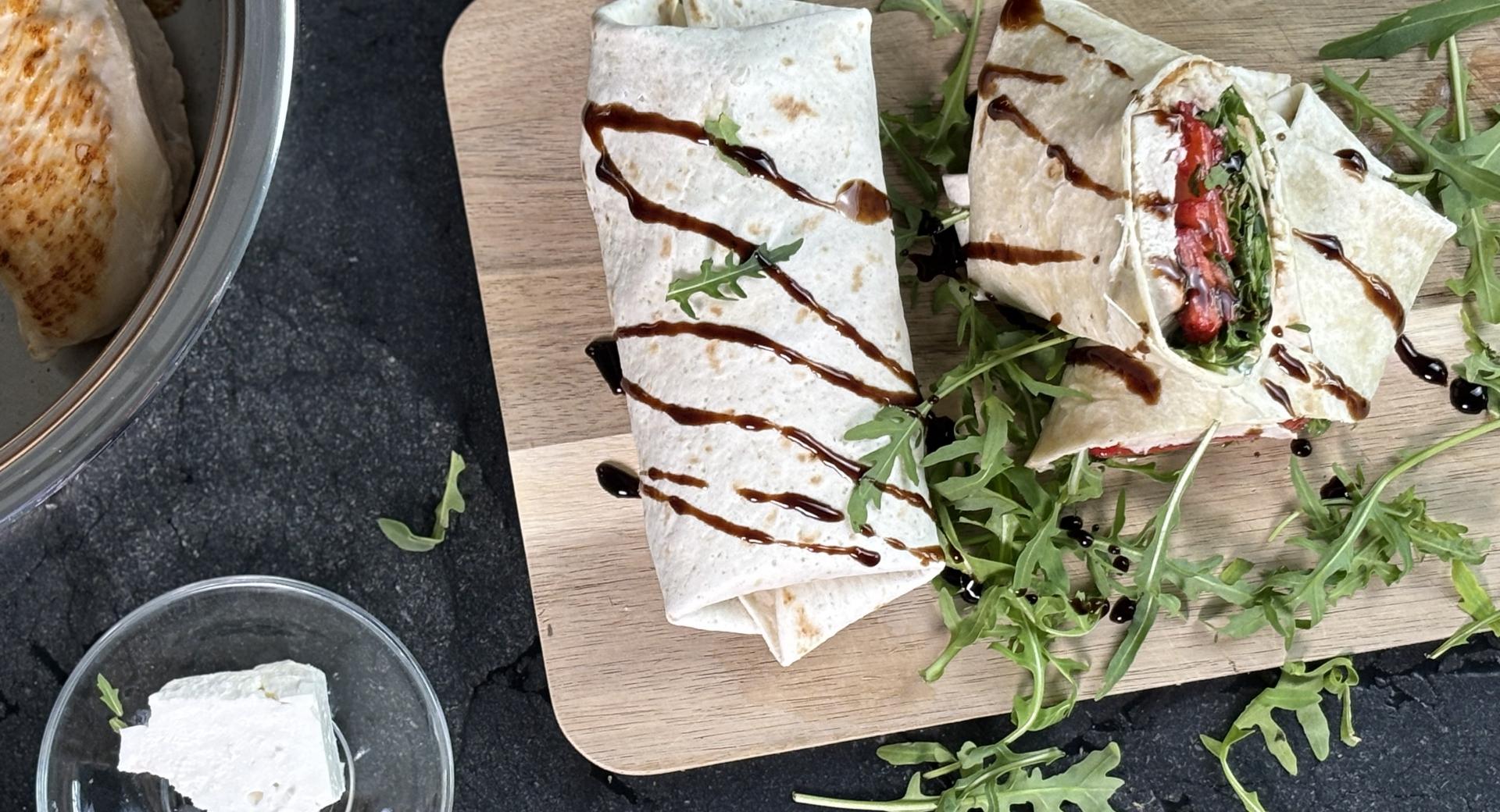 Wraps mit Hähnchenbrust, Balsamico-Erdbeeren und Kräuter-Joghurt-Sauce