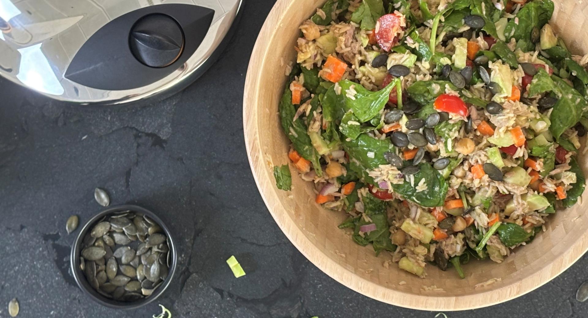 Vollkornreis-Salat mit Thunfisch und Zitronen-Tahin-Dressing