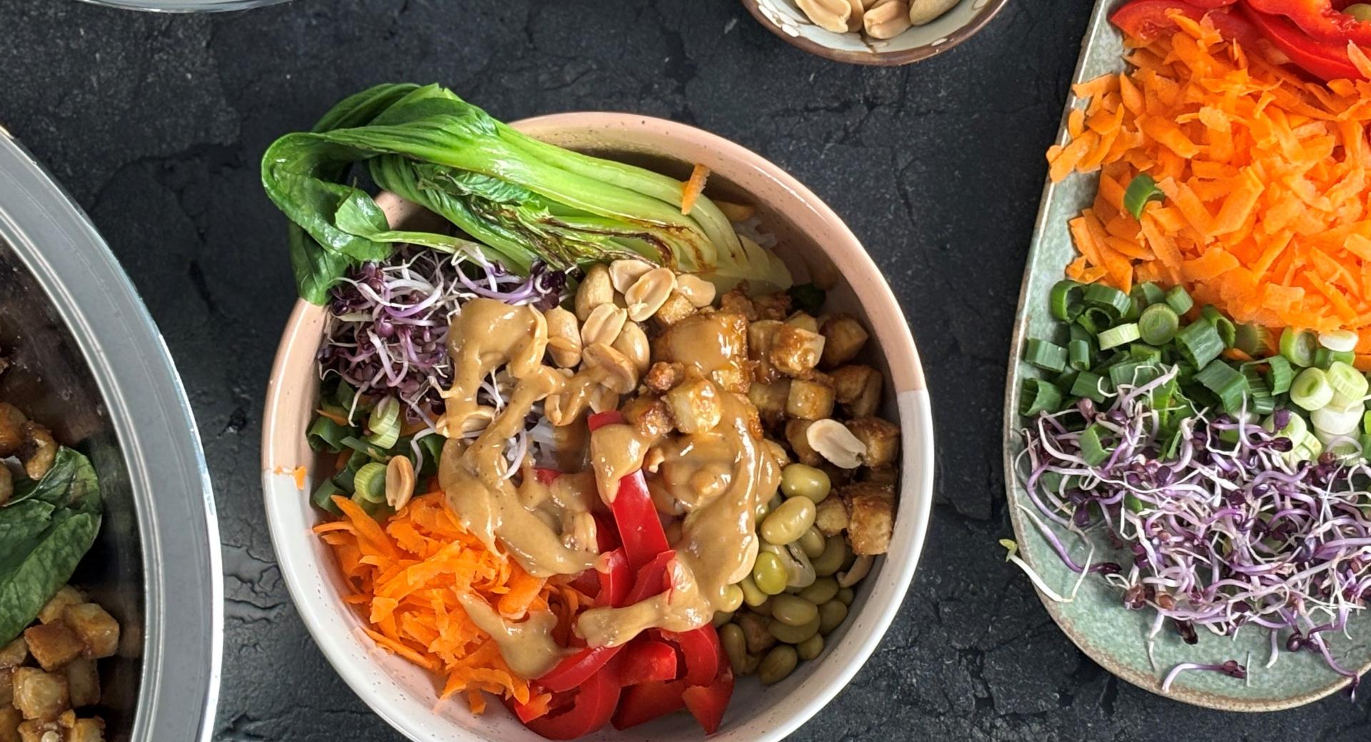 Vegane Thai-Bowl mit Erdnuss-Sriracha-Dressing