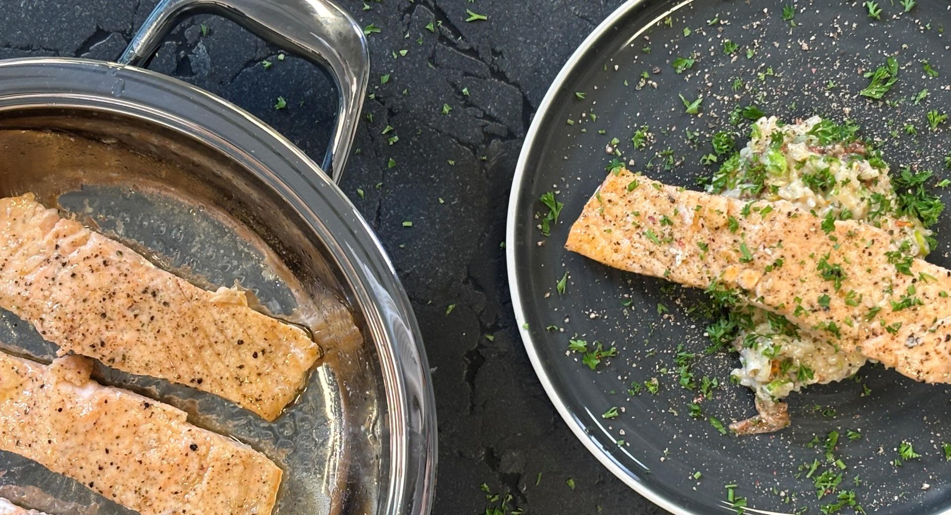 Gebratenes Lachsfilet auf buntem Risotto