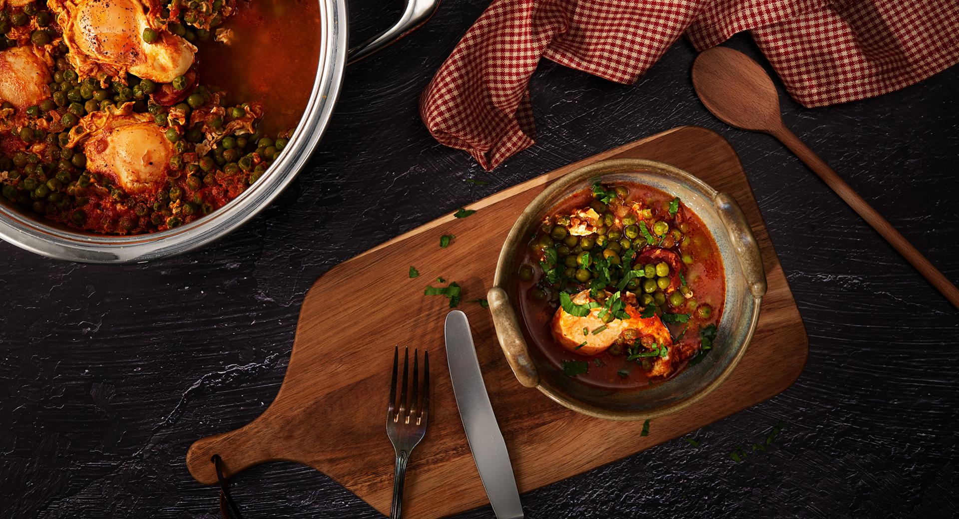 Eintopf mit grünen Erbsen und pochierten Eiern