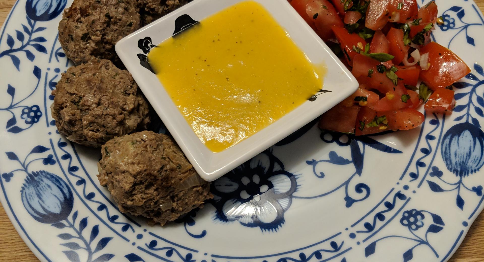 Pfannenköfte mit Zwiebel-Mango Soße und Tomatensalat