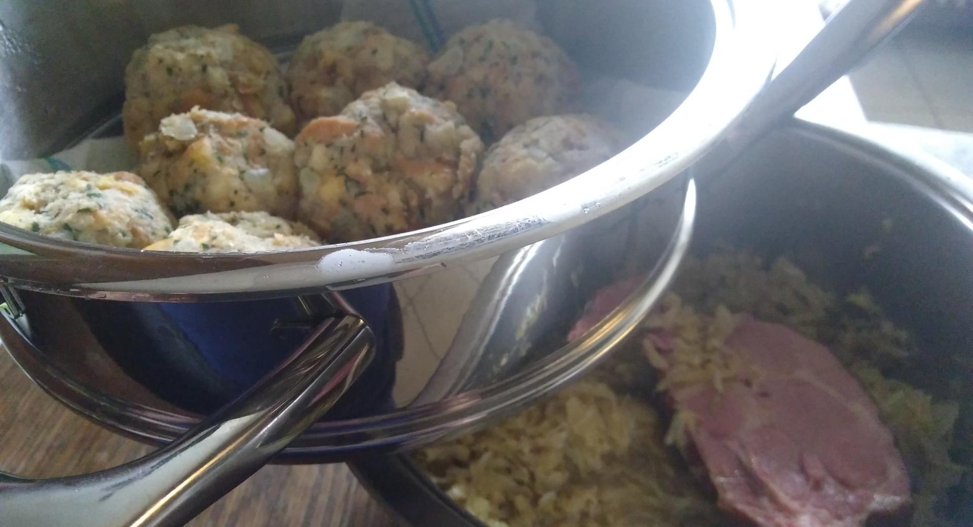Bayrischer Bauernschmaus ( geselcht´s mit Semmelknödel und süß saures Kraut)