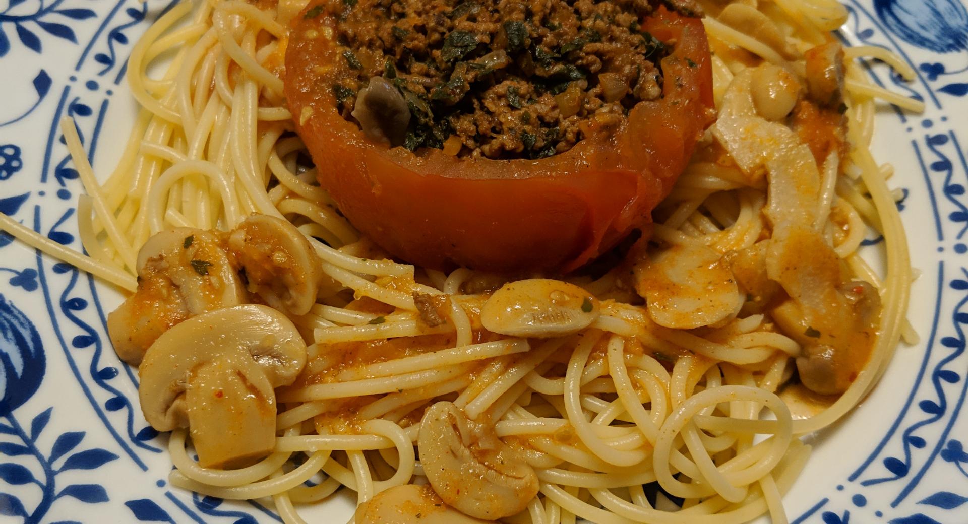 Gefüllte Tomaten auf Spaghetti