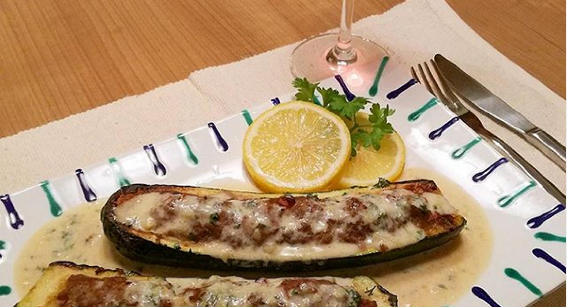 Gefüllte Zucchini in Zitronensauce