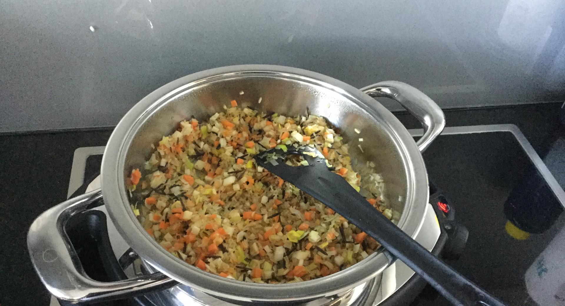 Omelette mit Gemüse-Kräuter-Wildreisfüllung