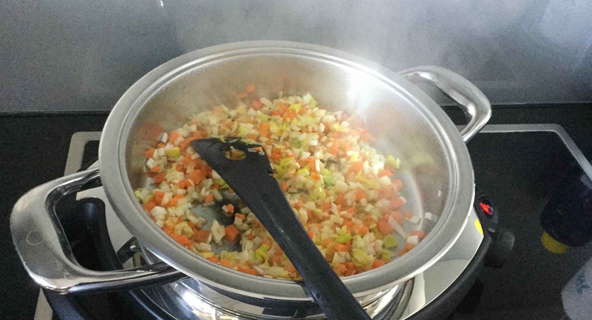 Omelette mit Gemüse-Kräuter-Wildreisfüllung