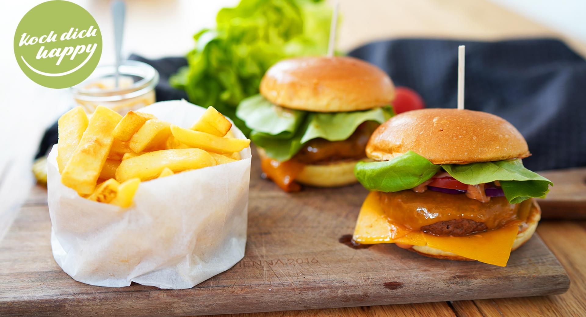 Vegetarischer Cheeseburger mit Pommes