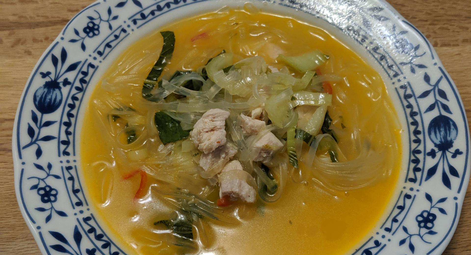 Hähnchen in roter Curry Suppe mit PakChoi