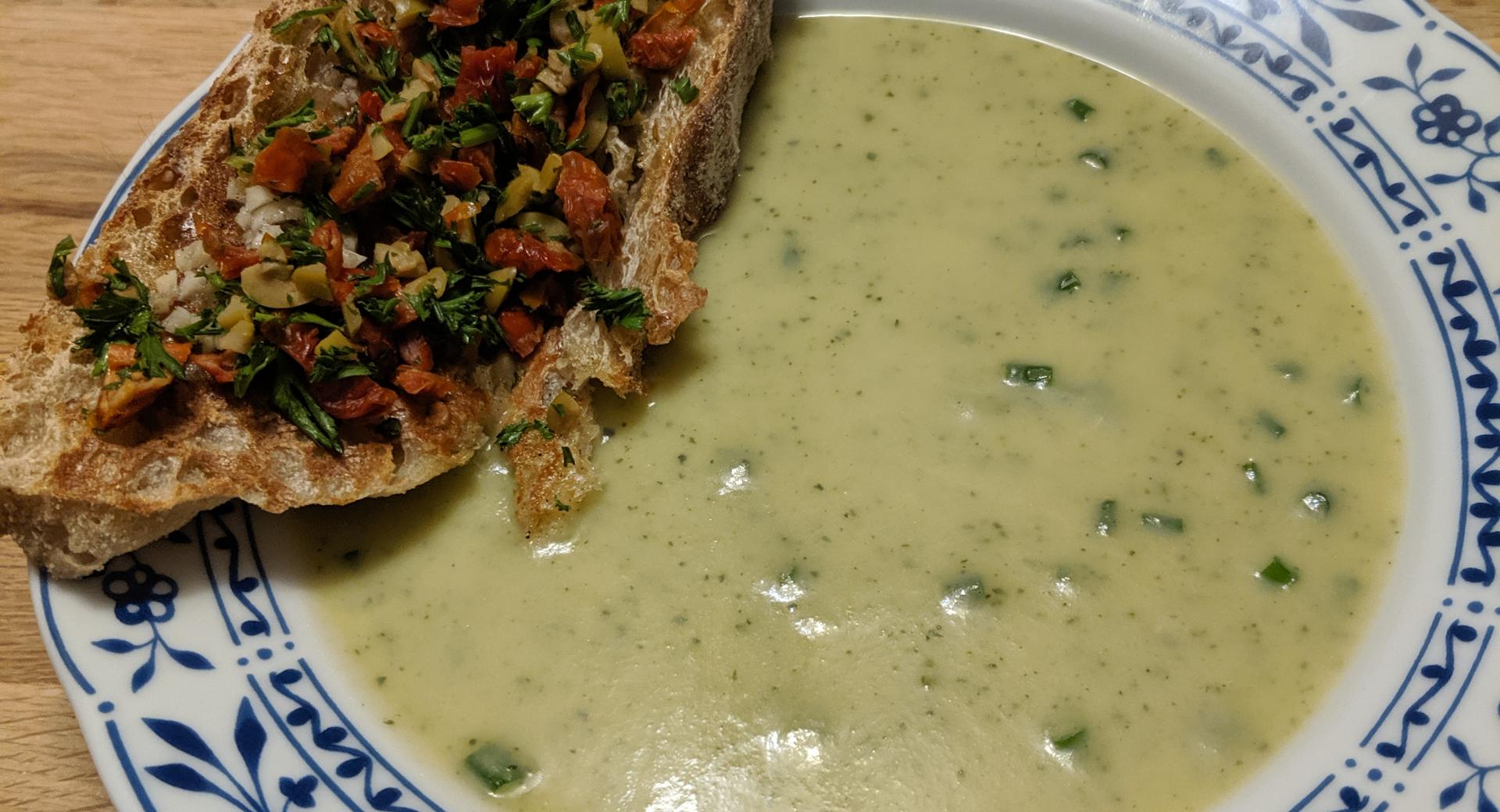 Zucchini Suppe mit "Crostini"