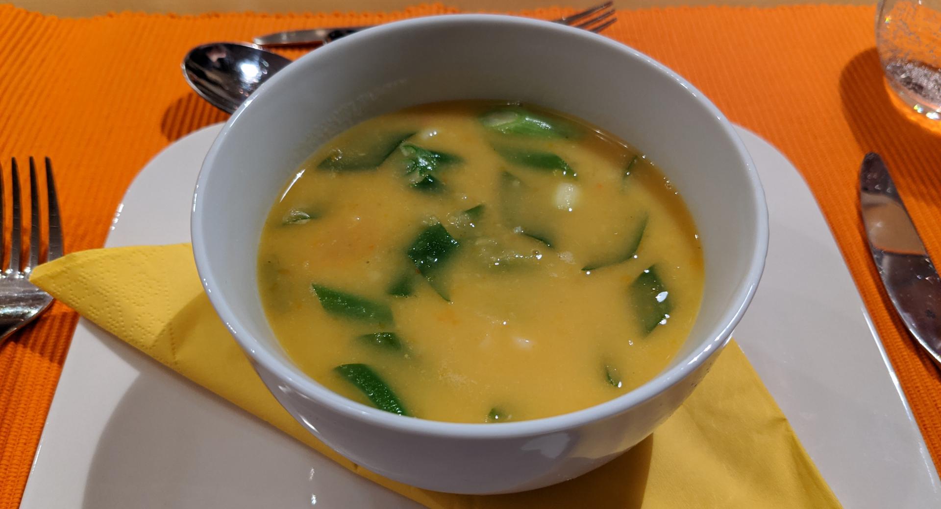 Möhren-Orangen-Suppe mit roten Linsen