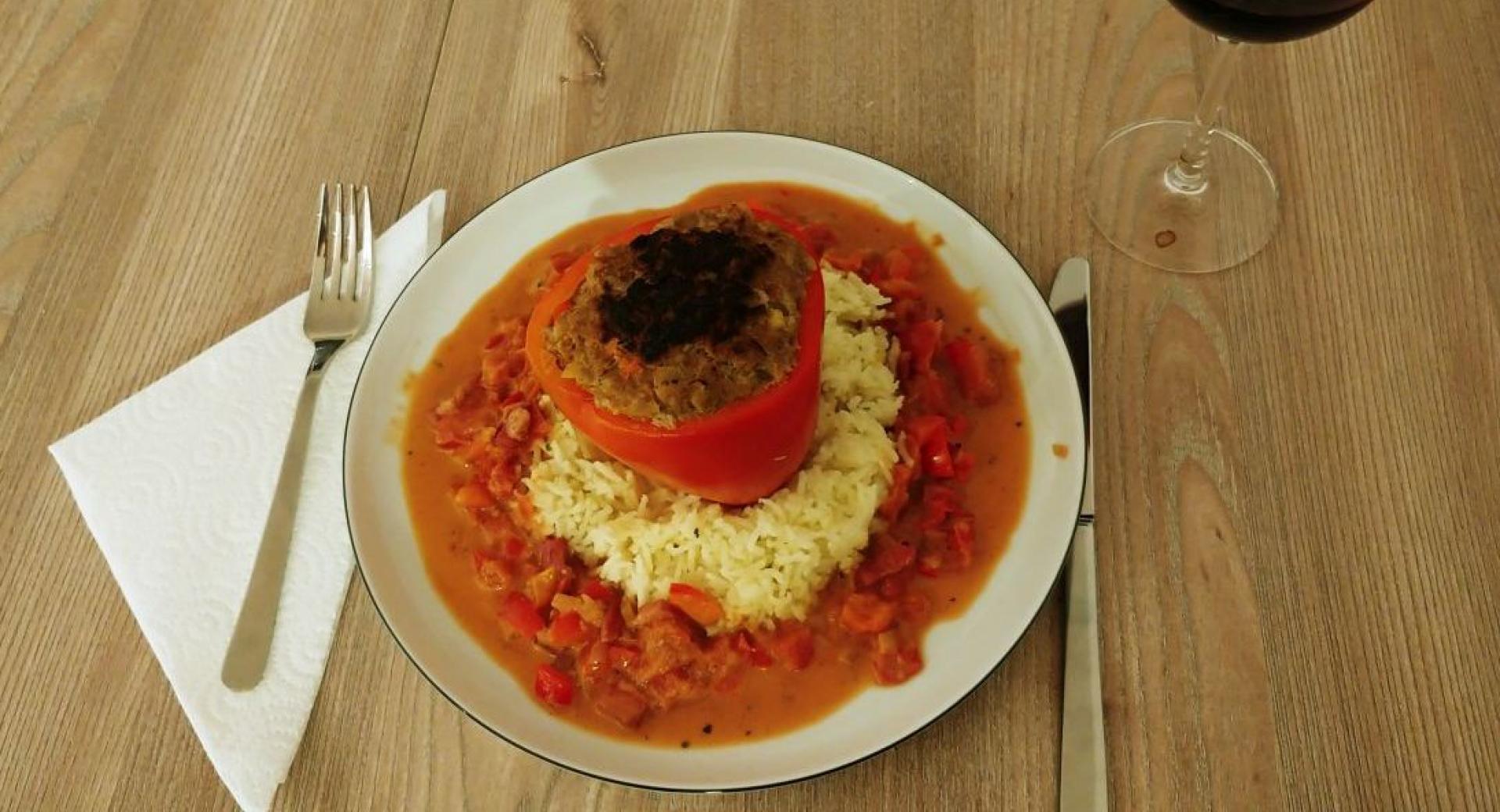 Gefüllte Paprika auf Reis mit Specksauce