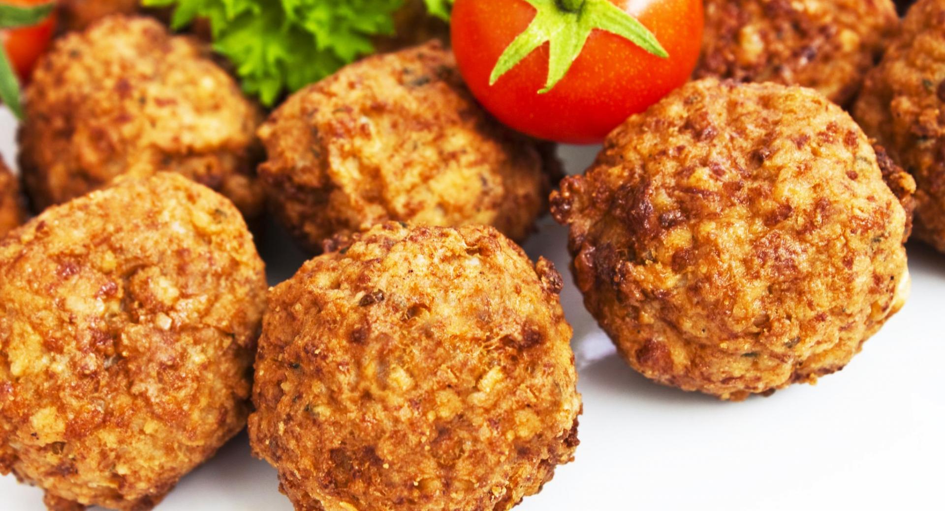 Orientalische Fleischbällchen (Köfte) mit Joghurt - Minz - Dip