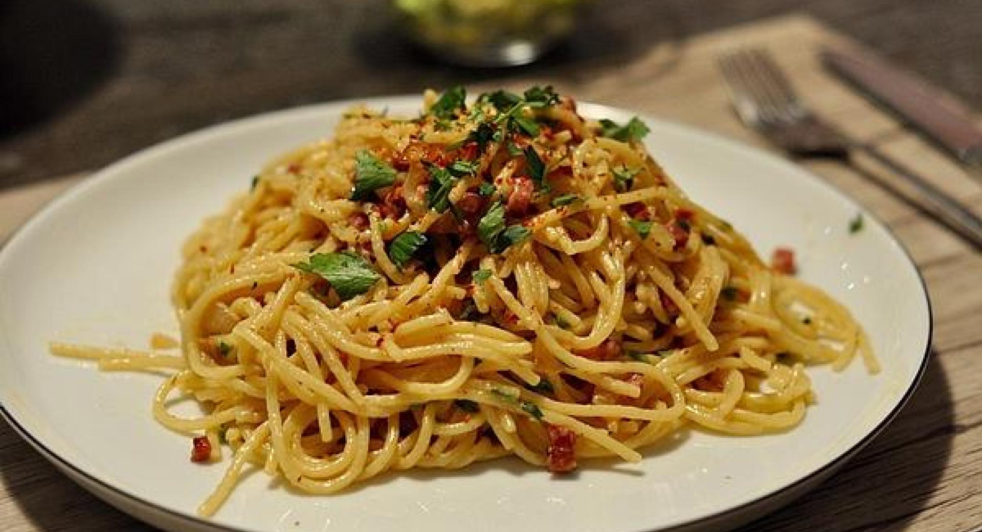 Spaghetti carbonara mit Speck und Petersilie