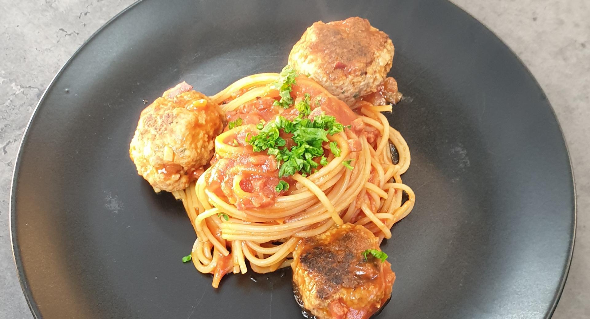 Spaghetti mit Hackbällchen in Tomatensoße