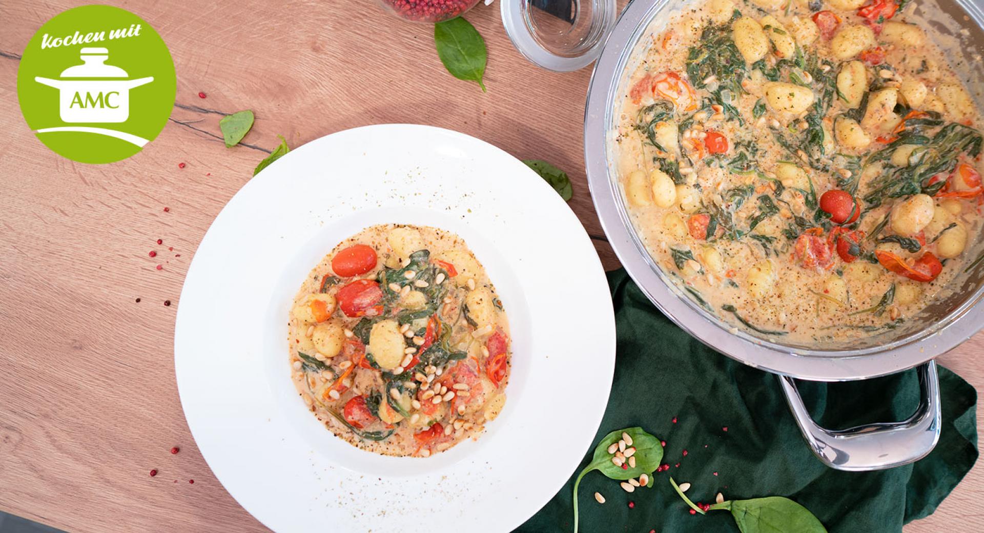 Gnocchi in Spinat-Sauce mit Pinienkernen