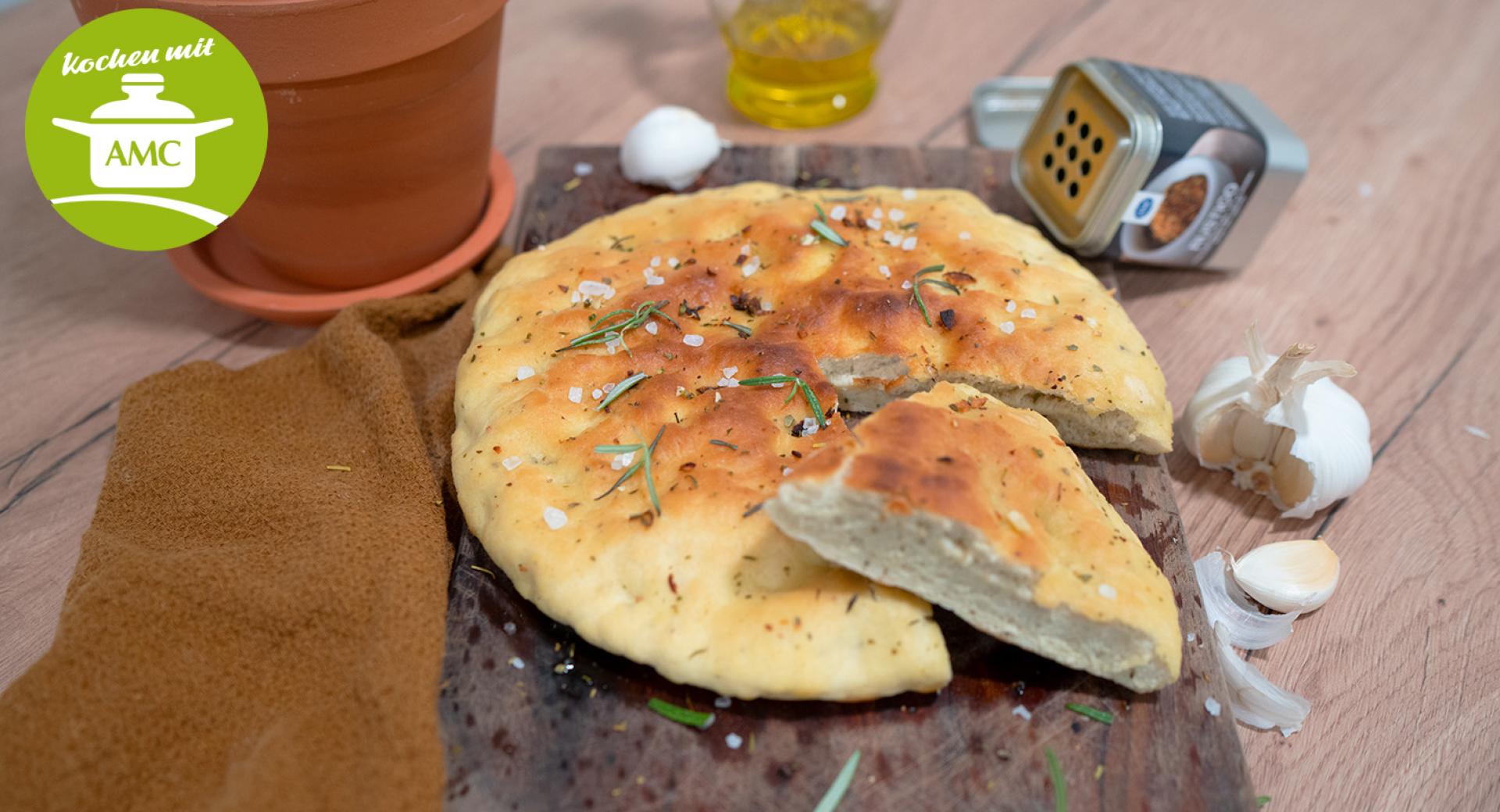 Italienisches Pizzabrot mit Olivenöl und Knoblauch