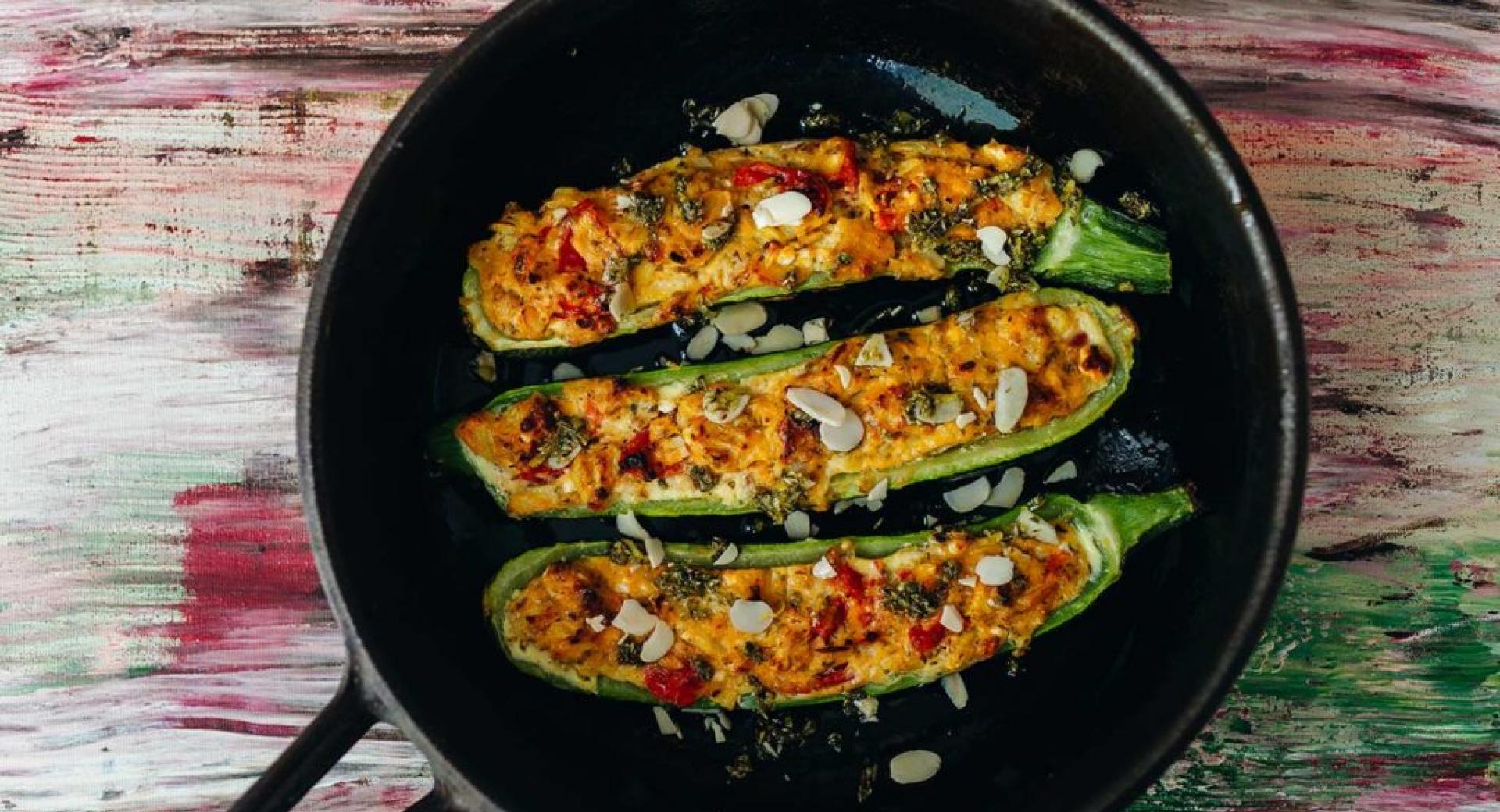 gefüllte Zucchini mit Pinienkern-Salsa