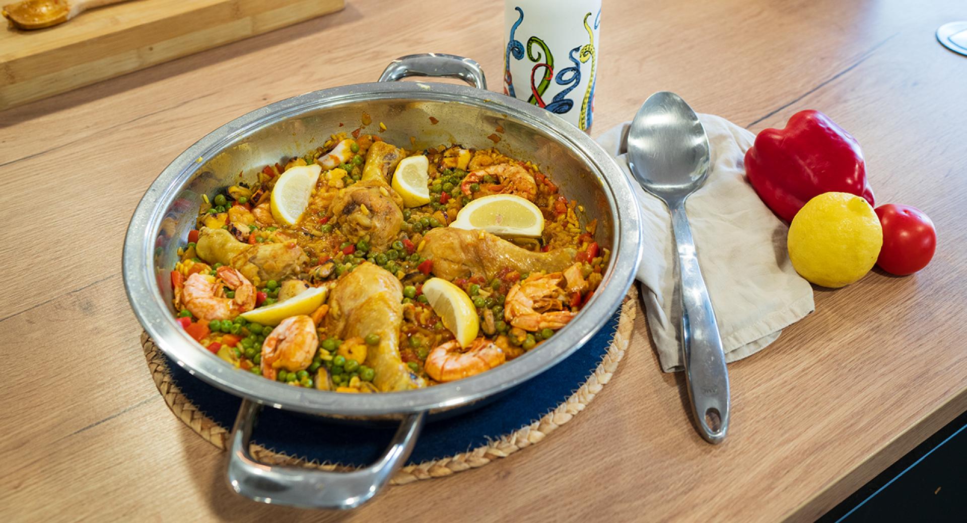 Einfache Paella mit Hähnchen und Meeresfrüchten