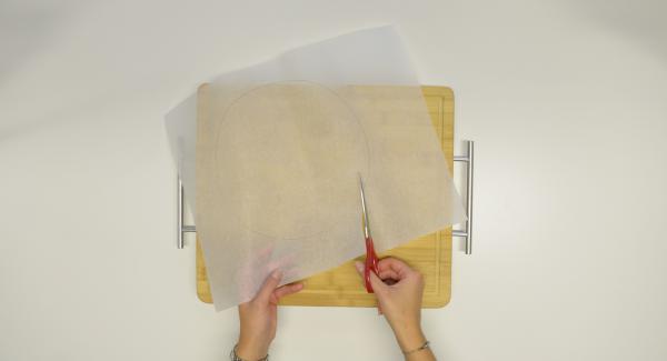 Mit Hilfe des Deckels 24 cm einen Kreis aus Backpapier ausschneiden.