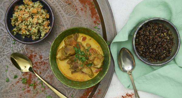 Das Curry abschmecken und mit Koriander bestreut servieren.