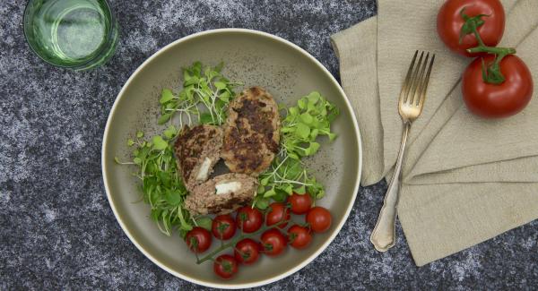 Fertige Bifteki herausnehmen und servieren, restliche wie beschrieben braten.