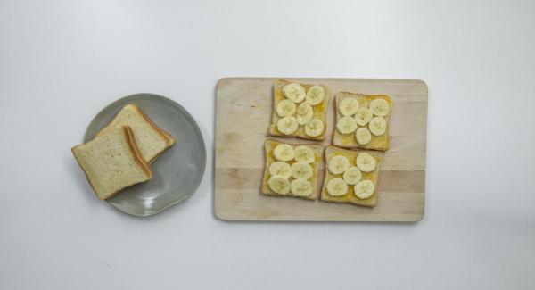 Banane schälen, in dünne Scheiben schneiden und auf den bestrichenen Toasts verteilen, restliche Toastscheiben darauflegen und leicht zusammendrücken.