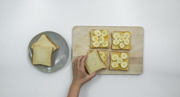 Banane schälen, in dünne Scheiben schneiden und auf den bestrichenen Toasts verteilen, restliche Toastscheiben darauflegen und leicht zusammendrücken.