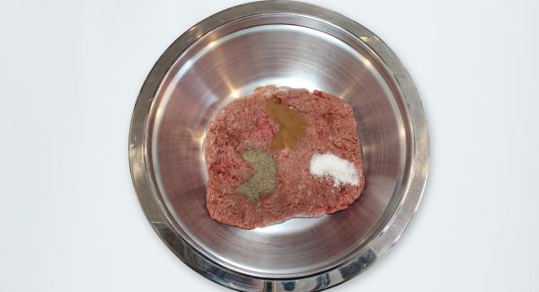 Hackfleisch mit jeweils der Hälfte Pfeffer und Zimt sowie einem 1 TL Salz verkneten und zu kleinen Bällchen formen.